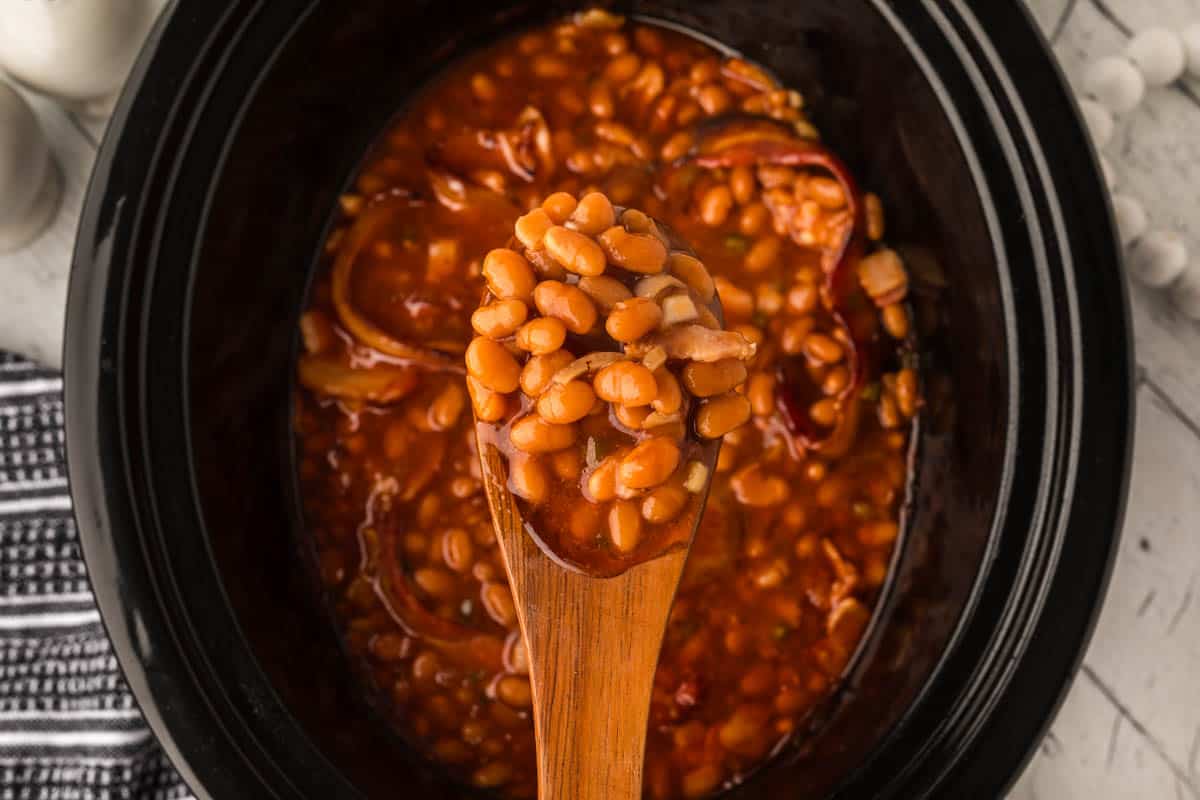 Easy Crock Pot Baked Beans: Your Cool Summer Side Dish Solution